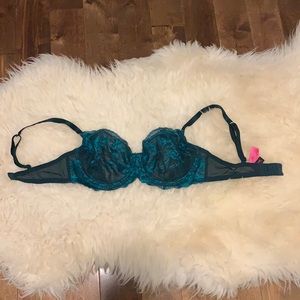 Brand new never worn La Senza sexy lace bra. 32DD